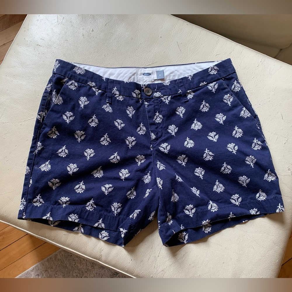 Old Navy shorts, 5 in inseam, navy blue & white